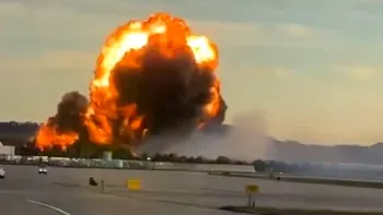 Cel puțin șapte morți și 11 răniți după prăbușirea unui avion de marfă în SUA. Flăcările provocate de accident au aprins o serie de incendii la sol