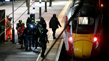 Cine sunt cei doi bărbați bănuiți că au înjunghiat 10 persoane într-un tren din Marea Britanie. Ce a anunțat Poliția