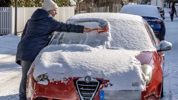 Cum îndepărtezi rapid gheața de pe parbrizul mașinii: nu mai folosi sare sau apă caldă