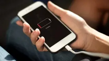 Cum îți încarci telefonul corect pe timp de iarnă, așa nu-i strici bateria și te ține mai mult