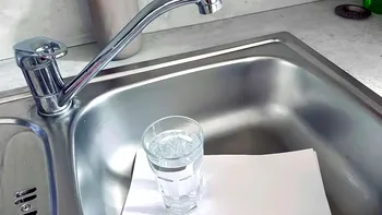 De ce ar trebui să pui un pahar cu apă și un șervețel în chiuvetă înainte să pleci în concediu