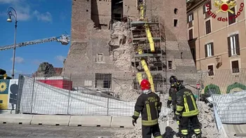 Muncitorul român prins sub dărâmături după prăbușirea unei părți a turnului medieval Torre dei Conti a murit UPDATE