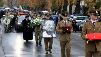 Emeric Ienei, înmormântat cu onoruri militare. Fotbaliştii celebri şi-au făcut apariţia pe rând. Ce a fost pus în mormânt alături de legendarul sportiv. Update