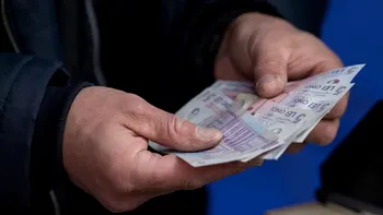 Guvernul limitează cumulul pensiei cu salariul. Cei care rămân la stat vor primi doar o parte din pensie până la 70 de ani