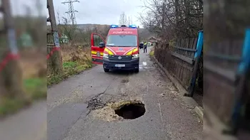 Incident grav la Petroșani. Doi bărbați au căzut într-o groapă formată brusc în asfalt