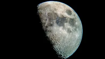 Luna îți „fură” atmosfera: cum ajung fragmente din aerul Pământului în solul lunar