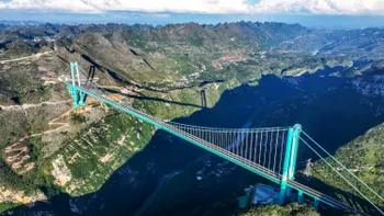 Momentul în care s-a prăbușit cel mai înalt pod din lume. Chinezii se lăudau că l-au construit în doar 3 ani VIDEO