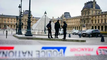 Inteligența IT-iștilor de la muzeul Luvru bate orice inteligență: parola de securitate era „Luvru”. Hoții au luat bijuterii de peste 80 de milioane de euro în 7 minute