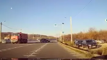 O femeie de 32 de ani a murit sub ochii logodnicului lovită de o basculantă. S-a întâmplat pe trecerea de pietoni, cum a scăpat bărbatul cu viaţa