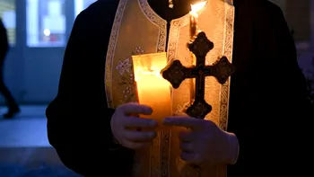 O femeie de 70 de ani, păcălită de un bărbat care s-a dat drept preot. I-a luat 800 de euro pentru câteva vase și cuțite