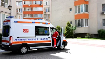 O fetiță de 2 ani a căzut de la etajul 2 al unui bloc din Constanța. A fost dusă de urgență la spital