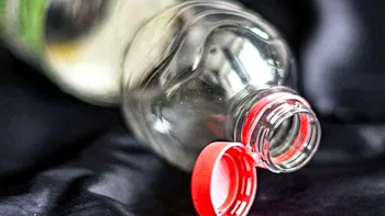 O nouă schimbare se pregătește pentru sticlele PET reciclabile: după capacele atașate, acum se dorește ca recipientul să fie și mai ecologic