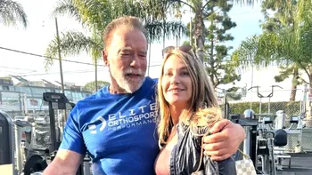 Primele imagini din documentarul care marchează 50 de ani de la primul 10 din istoria gimnasticii. Nadia Comăneci a filmat alături de Arnold Schwarzenegger