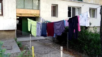 Românii care usucă hainele pe casa scării la bloc riscă sancțiuni. Ce poate prevede regulamentul de ordine interioară stabilit de asociațiile de proprietari