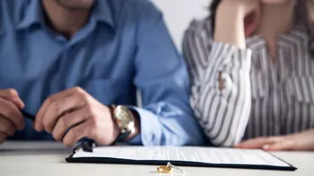 Se schimbă legea după divorț. Femeile nu mai trebuie să ceară voie fostului soț pentru a-și păstra numele