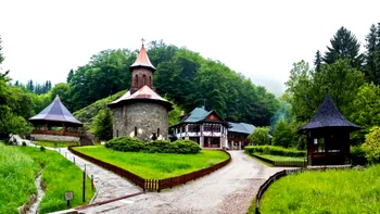 Slujbă istorică la Mănăstirea Prislop. Părintele Arsenie Boca este canonizat. Sunt așteptați peste 15.000 de pelerini