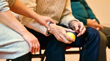 Tichete sociale 2025: Pensionarii cu venituri mici pot cere a 13-a pensie. Suma e fixă și se acordă doar la cerere