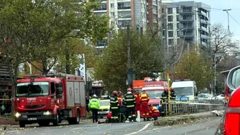 Momentul în care femeia lovită de un cablu de tramvai cade pe şosea, în Bucureşti, înregistrat de camerele de supraveghere. Bătrâna a murit la spital. Update