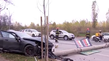 Accident pe Şoseaua Petricani: un stâlp de electricitate s-a prăbușit după ce o șoferiță a intrat cu mașina în el. Traficul a fost restricționat