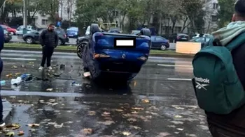 Accident spectaculos în Capitală. O mașină condusă de o femeie de 66 de ani s-a răsturnat după ce a lovit un stâlp de iluminat