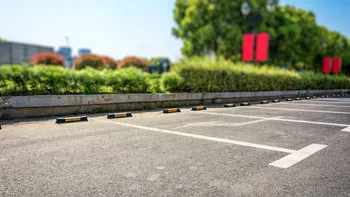 Amendă uriaşă pentru cei care parchează pe locul unui vecin chiar şi 5 minute. Detaliul din lege pe care mulţi şoferi nu îl cunosc