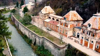 Salvarea, tot mai aproape pentru Băile Neptun din Herculane. Este bătaie în instanţă: Terenul aparține unor persoane fizice, iar clădirea orașului