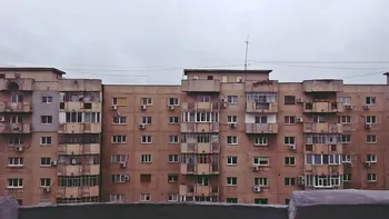 Perete ilegal construit de un vecin pe spaţiul comun în bloc. Cum poate fi amendat
