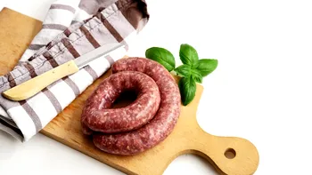 De ce trebuie să folosești carne rece când faci cârnați. Trucul pe care îl folosesc gospodarii