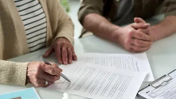 Ce este certificatul de viață și când trebuie transmis la Casa de Pensii: detalii importante din lege