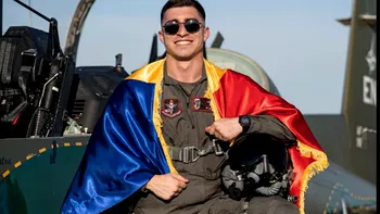 Cine este românul de nici 25 de ani care antrenează viitorii piloţi de luptă ai NATO, în SUA. Claudiu Fusaru: 