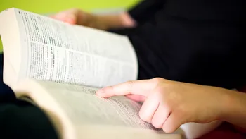 „Fi” sau „fii”? Ghid simplu ca să nu mai greșești niciodată