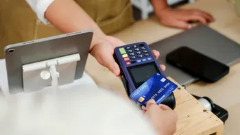 Fraudele care te lasă fără bani în cont dacă obișnuiești să plătești cu telefonul. Vulnerabilitățile sistemului tap-to-pay, explicate