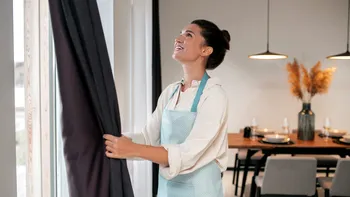 De ce să tragi jaluzelele şi draperiile după ora 17:30. Sfatul experţilor te va ajuta să faci economii