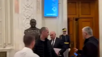 Ofițerul de presă de la Guvern, anchetat disciplinar după ce a împins jurnaliștii aflați pe holurile Parlamentului VIDEO