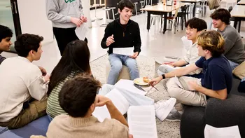 Compania tech care renunță la diplome: gigantul tehnologic vrea să angajeze absolvenți de liceu fără facultate