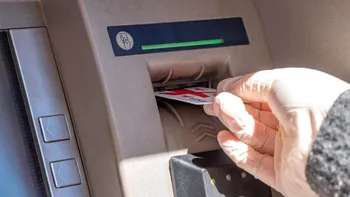 Când intră banii de pensie pe card: anunţul făcut de autorităţi pentru milioane de români. ”Au fost transferaţi”
