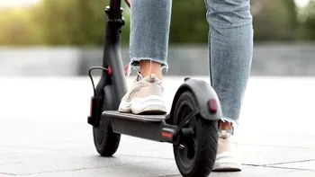 Singura situaţie în care ai voie să transporţi un copil cu trotineta electrică. Ce spune legea din România