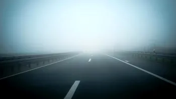 Cod galben de ceață densă în 18 județe. Vizibilitatea este redusă sub 50 de metri, recomandări pentru şoferi
