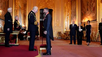 David Beckham, extrem de emoționat la înnobilarea de către Regele Charles. Costumul purtat la Castelul Windsor a fost creat de soția sa, Victoria