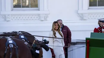 Melania Trump, apariție elegantă la primirea bradului de Crăciun de la Casa Albă. De ce a lipsit președintele SUA. Foto