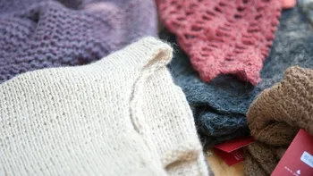 Cum salvezi un pulover din lână care a intrat la apă? Trucurile care funcţionează garantat