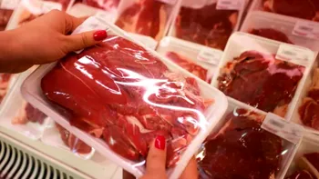 Ce înseamnă când vezi sânge sau mult lichid în ambalajele cărnii: specialiştii atrag atenţia