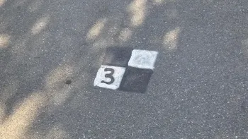 Semnul ciudat care a apărut la metroul din Bucureşti. Ce înseamnă pătratele negre şi albe puse unul lângă altul