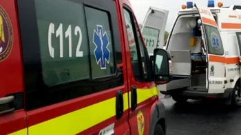 Cinci persoane rănite după ce un microbuz s-a răsturnat pe DN 3, în zona localităţii Deleni. Greşeala făcută de şofer