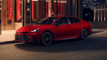Toyota recheamă peste un milion de mașini din cauza unei defecțiuni la camera video de marșarier