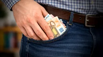 Un bărbat primește ajutor social, deși are 450.000 de euro pe numele lui. Motivul paradoxal pentru care autoritățile nu îi taie banii, într-un caz din Germania