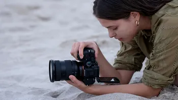 Sony lansează Alpha 7 V, cea mai nouă cameră Full-Frame cu procesare AI avansată. Vine la pachet cu obiectivul FE 28-70mm F3.5-5.6 OSS II