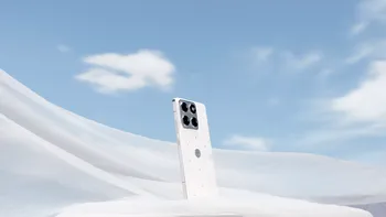 Motorola edge 70 apare într-o ediție exclusivă în culoarea Pantone 2026, decorată cu cristale Swarovski