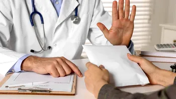 Cum ar trebui să mănânci de Crăciun pentru a nu ţi se face rău: sfaturile medicilor pentru români
