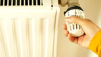 Cum faci caloriferul să se încălzească mai repede și să păstreze căldura mai mult. Trucul dezvăluit de un instalator